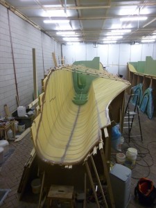 To reinforce the hull we glue temporary battens on the border